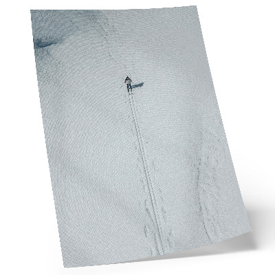 Decoratieve poster Een eenzame skiër in een besneeuwde woestijn