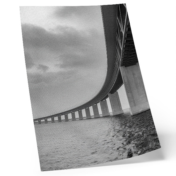 Wandposter Een monumentale brug in grijstinten.