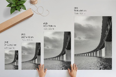 Wandposter Een monumentale brug in grijstinten.