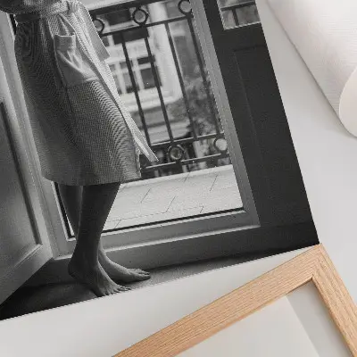 Wandposter persoon bij het raam met een kopje koffie voor een rustgevende sfeer