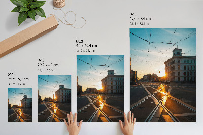 Decoratieve poster De ondergaande zon boven de stad met architectuur.