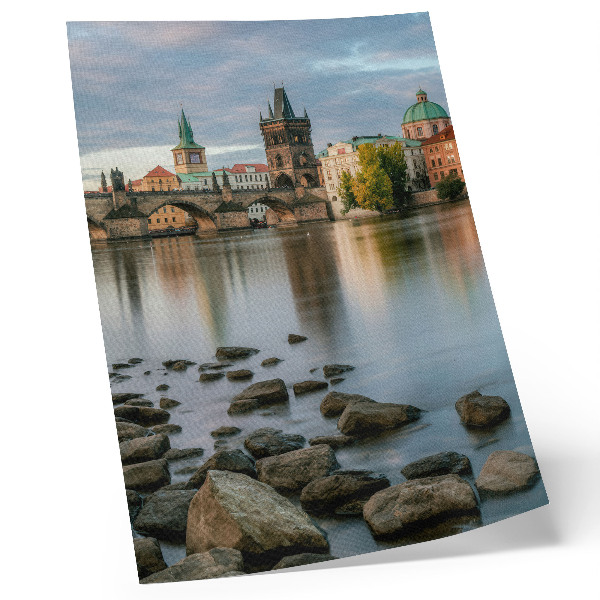 Wandposter Een pittoresk panorama van de stad met een brug over de rivier.