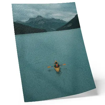 Wandposter turquoise meer met kajaks en bergen in vredige harmonie