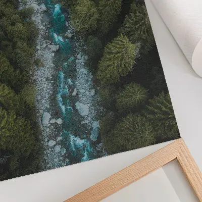Decoratieve poster met een natuurlijke harmonie van een groene bosrivier