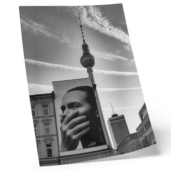 Decoratieve poster Een stad met een muurschildering en een tv-toren.