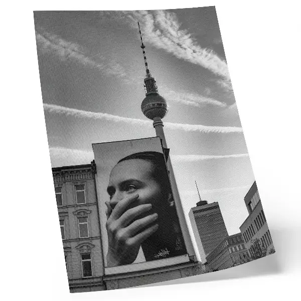 Decoratieve poster stad met een muurschildering en een tv-toren