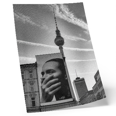 Decoratieve poster Een stad met een muurschildering en een tv-toren.