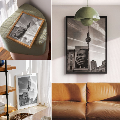 Decoratieve poster Een stad met een muurschildering en een tv-toren.