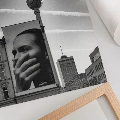 Decoratieve poster stad met een muurschildering en een tv-toren