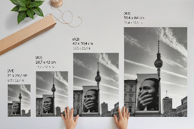 Decoratieve poster Een stad met een muurschildering en een tv-toren.
