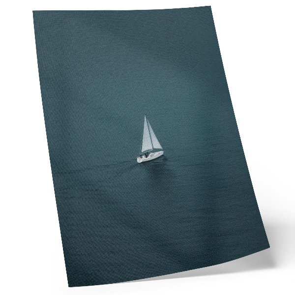 Poster Een jacht op een kalme zee, een minimalistische compositie.