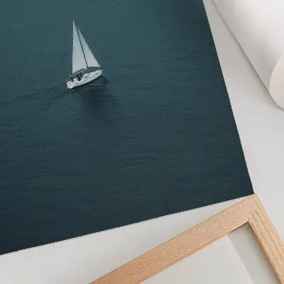 Poster een jacht op een kalme zee in een minimalistische compositie