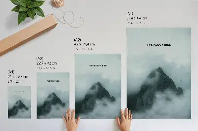 Wandposter monochromatische berg met een mystieke en rustgevende sfeer