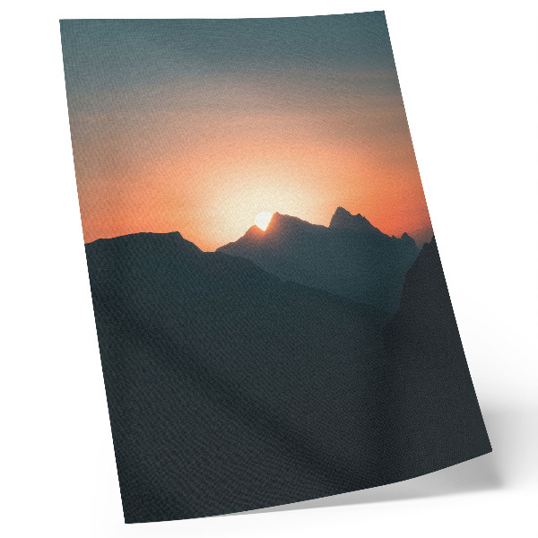 Poster Magische rust bij zonsondergang in de bergen