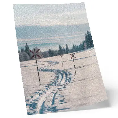 Wandposter winterlandschap met skipistes, bergen, bomen en lucht