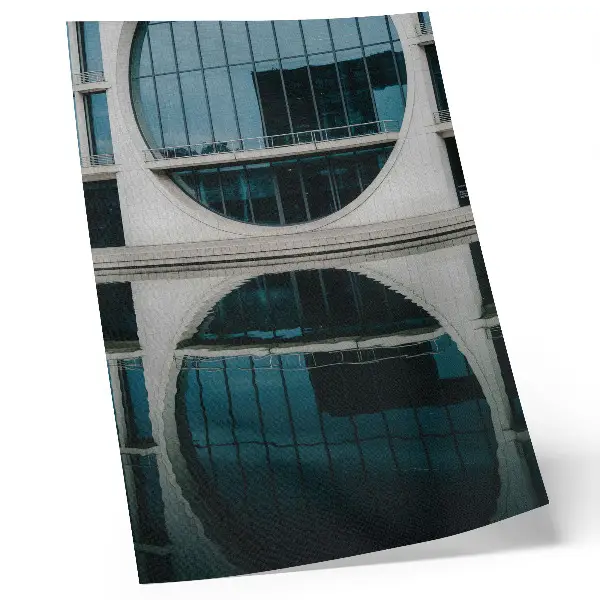 Poster moderne architectuur met glazen reflectie in het gebouw