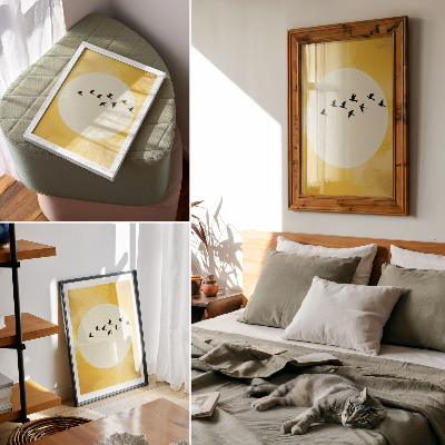Decoratieve poster Vogels tegen een cirkel in een gele ruimte.
