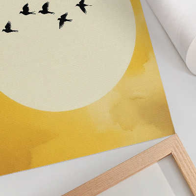 Decoratieve poster Vogels tegen een cirkel in een gele ruimte.