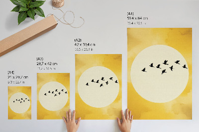 Decoratieve poster Vogels tegen een cirkel in een gele ruimte.