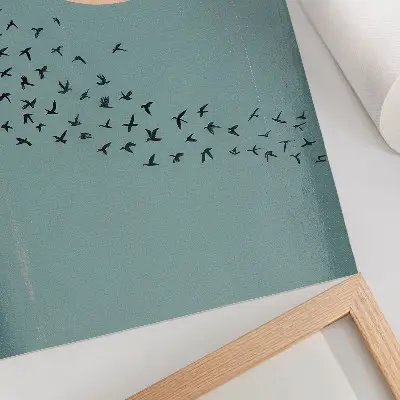 Wandposter vogels in vlucht met een grote cirkel op een blauwe achtergrond