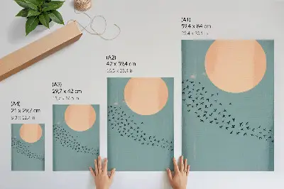 Wandposter vogels in vlucht met een grote cirkel op een blauwe achtergrond