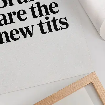 Poster met contrasterende typografische motieven en een inspirerende boodschap