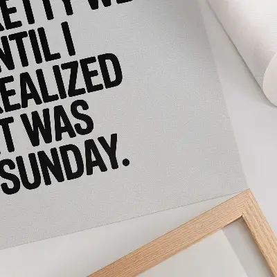 Wandposter met humoristische typografie in hoog contrast