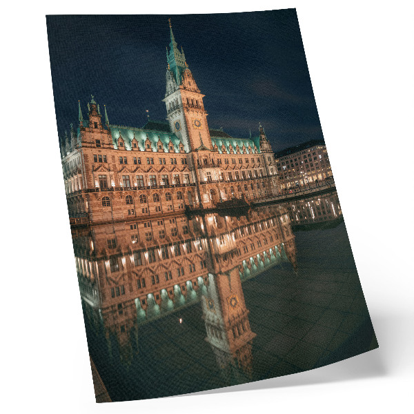Wandposter Klassieke architectuur weerspiegeld in het avondlicht