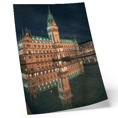 Wandposter Klassieke architectuur weerspiegeld in het avondlicht