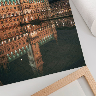 Wandposter Klassieke architectuur weerspiegeld in het avondlicht