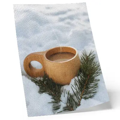 Decoratieve poster met houten mok, besneeuwd landschap en groene takjes