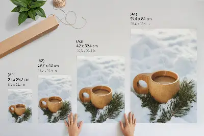 Decoratieve poster met houten mok, besneeuwd landschap en groene takjes