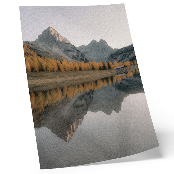 Wandposter Rustig meer, herfstbomen, weerspiegeling in de bergen, natuur
