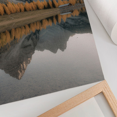 Wandposter Rustig meer, herfstbomen, weerspiegeling in de bergen, natuur