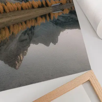 Wandposter rustig meer met esdoorns en reflectie in de bergen in de herfst