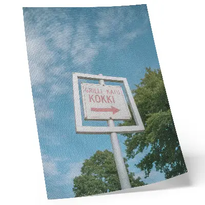 Decoratieve poster met een wit schoolbord tegen een blauwe lucht