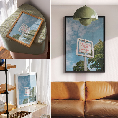 Decoratieve poster Een wit schoolbord tegen een blauwe lucht.