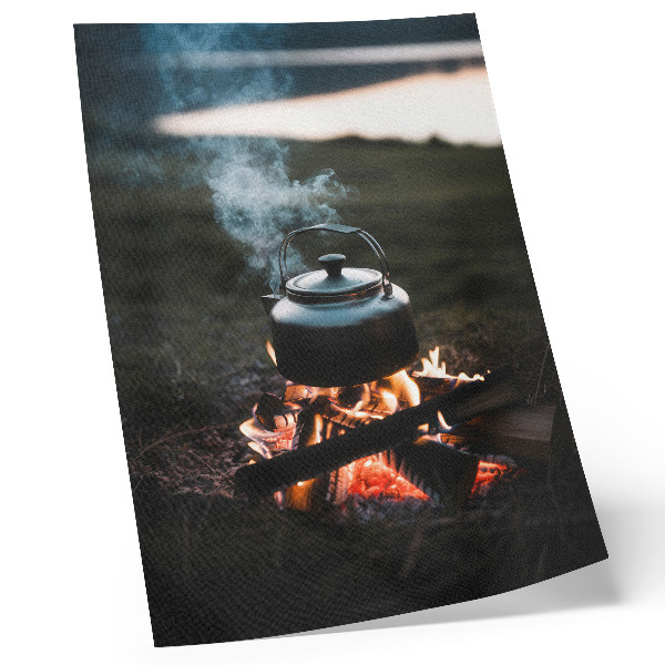 Wandposter Een waterkoker boven een vuur in het bos bij het meer.