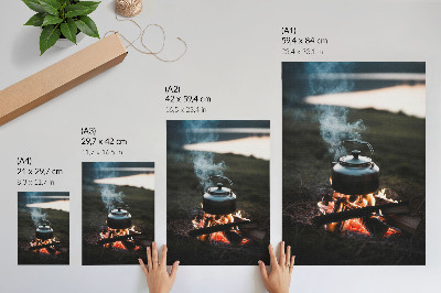 Wandposter Een waterkoker boven een vuur in het bos bij het meer.