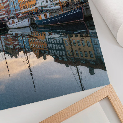 Poster Kleurrijke gebouwen die op charmante wijze in het water worden weerspiegeld.