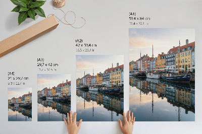 Poster Kleurrijke gebouwen die op charmante wijze in het water worden weerspiegeld.