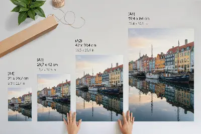 Poster met kleurrijke gebouwen die op charmante wijze in het water worden weerspiegeld