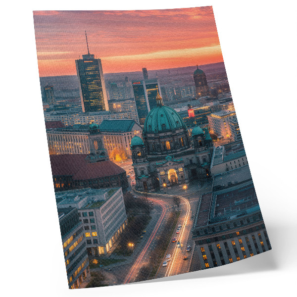 Wandposter Moderne stad in de avond met warme verlichting.