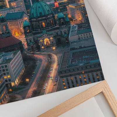 Wandposter Moderne stad in de avond met warme verlichting.