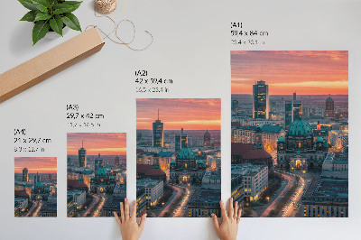 Wandposter Moderne stad in de avond met warme verlichting.