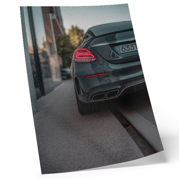 Decoratieve poster Een stijlvolle auto in een stedelijke omgeving.