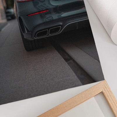 Decoratieve poster Een stijlvolle auto in een stedelijke omgeving.