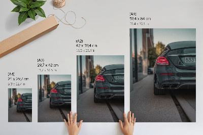Decoratieve poster Een stijlvolle auto in een stedelijke omgeving.