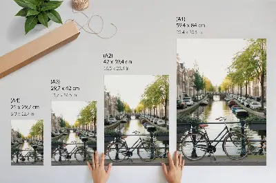 Decoratieve poster met afbeelding van een kanaal, fiets, architectuur en historische thema's