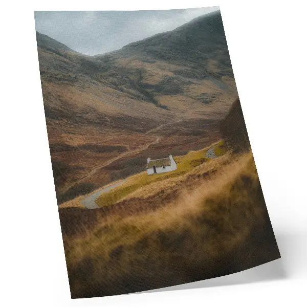 Decoratieve poster berglandschap met een afgelegen huisje in de natuur